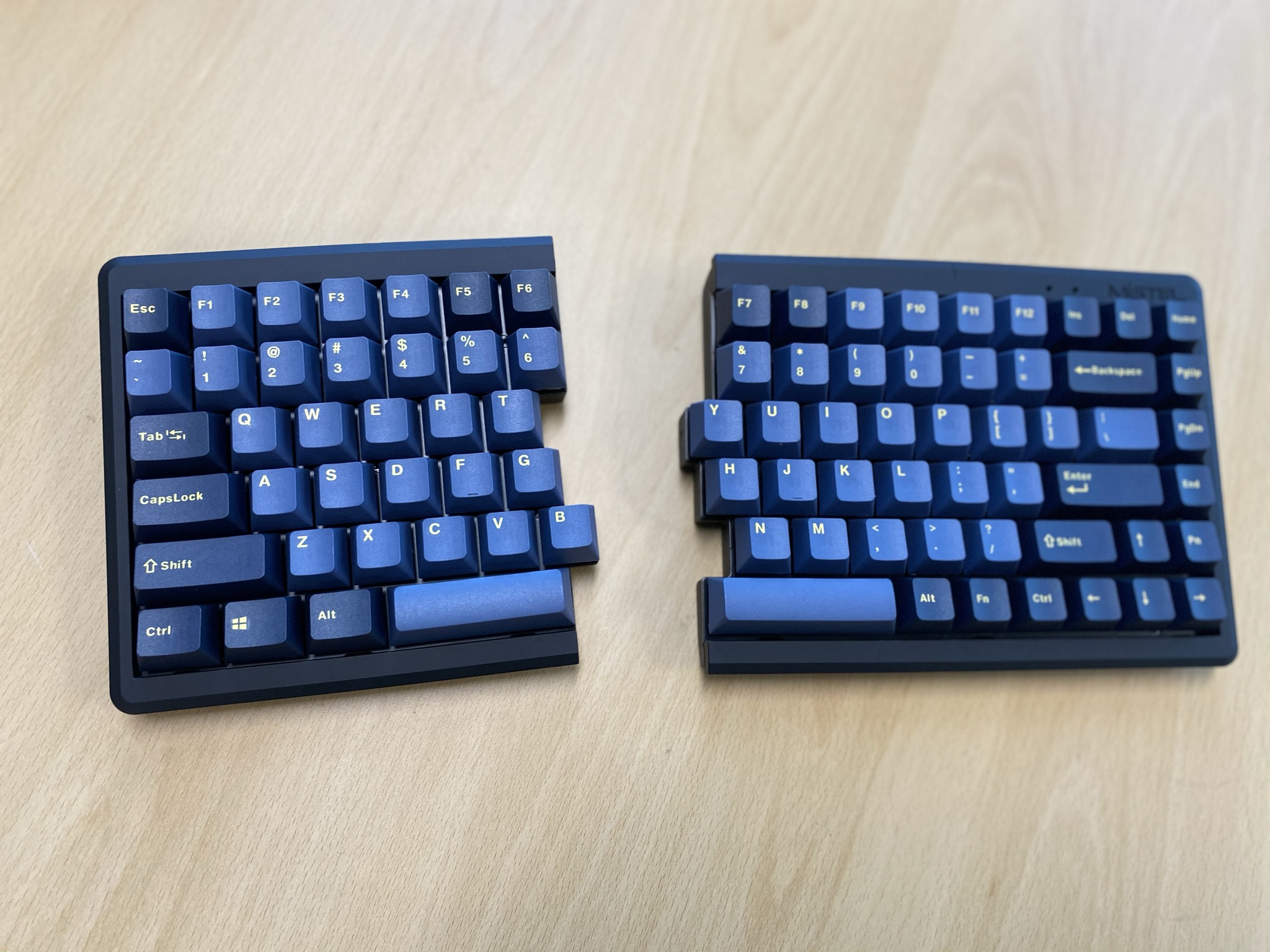 Mistel BARAOCCO MD770 RGB WIRED Wireless Bluetooth Split Mechanical Keyboard 사용기