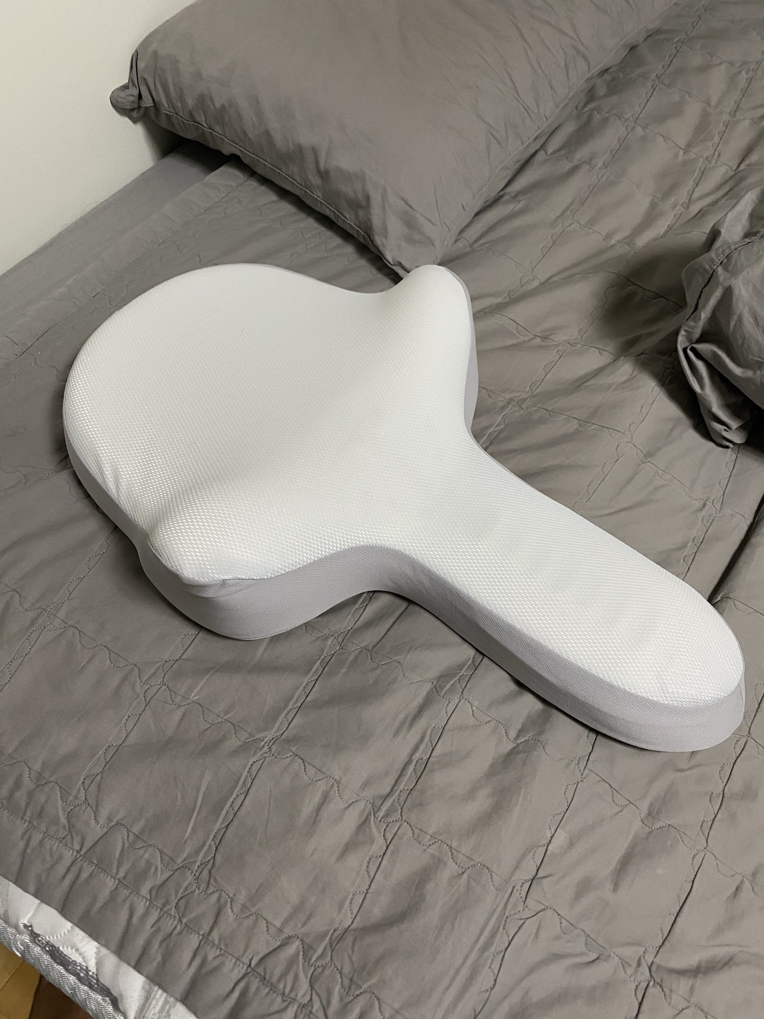 굽은자세에는 곧추베개 사용기