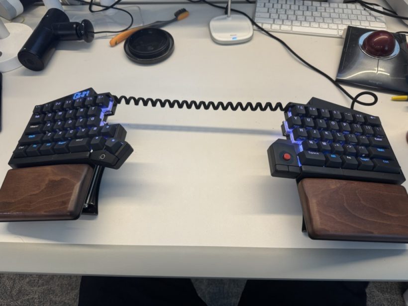 UHK 60 V2 키보드 사용기 (AKA. 키보드에 100을 태워?)